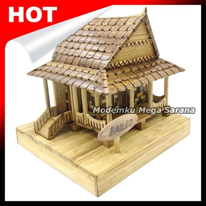 Miniatur Rumah Adat Maluku Baileo dari Bambu - 30x30 cm