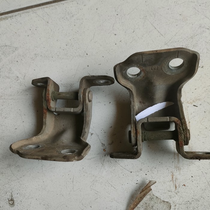 engsel pintu belakang kiri avanza atas bawah