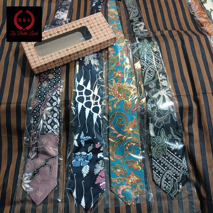Dasi batik sutra halus souvenir Indonesia