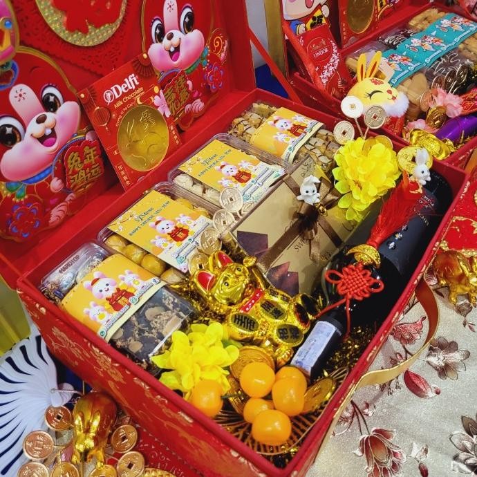 

PAKET DEKORASI HAMPERS IMLEK BUNGA CNY PARCEL HADIAH KUE KERING 006