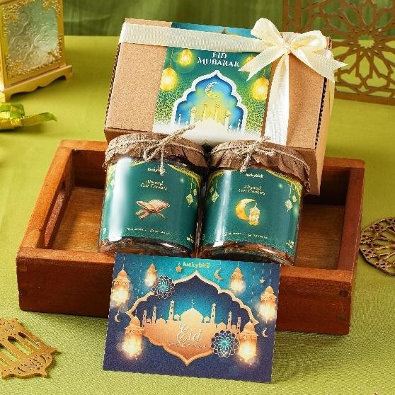 

Hampers Lebaran Idul Fitri / Parcel Lebaran (Ramadhan) / Eid Hampers - Cookies 2 Jar + KARTU + PITA | LUCKYBITE