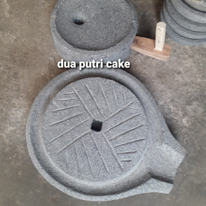 GILINGAN MANUAL UNTUK KACANG KEDELAI TEBUAT DARI BATU PAHATAN %