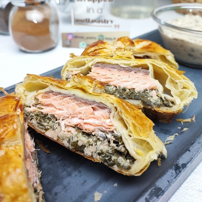 

Salmon en croute / Salmon Wellington with mushroom sauce (saus jamur)