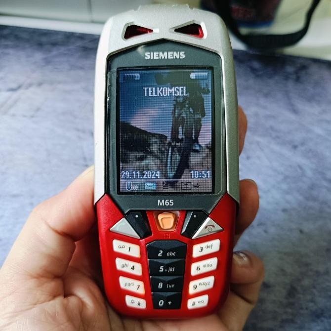 Siemens M65 handphone outdoor