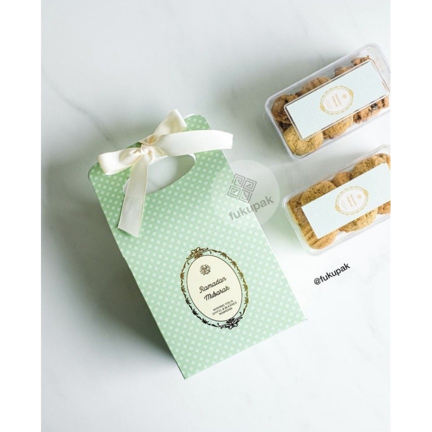 

Gift Bag 2 Toples Kotak Hamper Kue Kering Roti Souvenir (10Pcs)