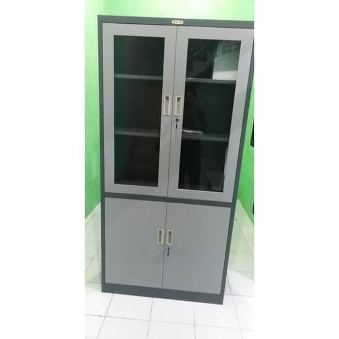 

LEMARI ARSIP BESI KOMBINASI PINTU 1/2 KACA 1/2 PANEL TOP BY DATASCRIPT