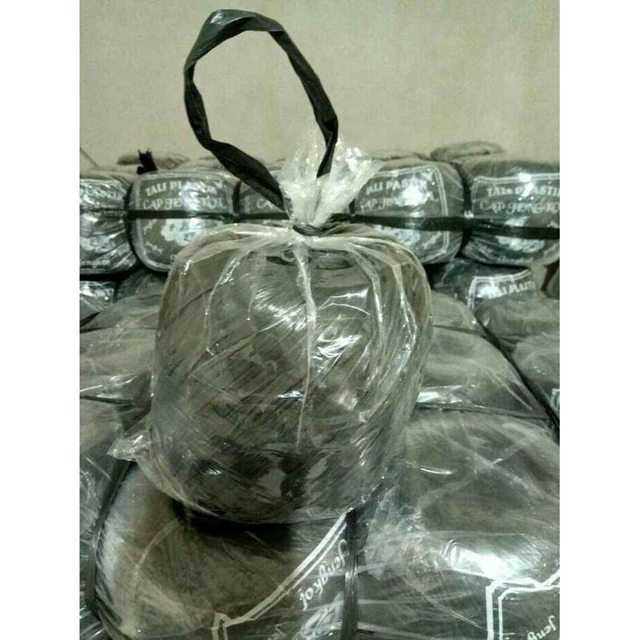 

TALI PLASTIK HITAM 1 BALL ISI 15 BIJI-TALI RAFIA HITAM 700GRAM ( 7ONS)