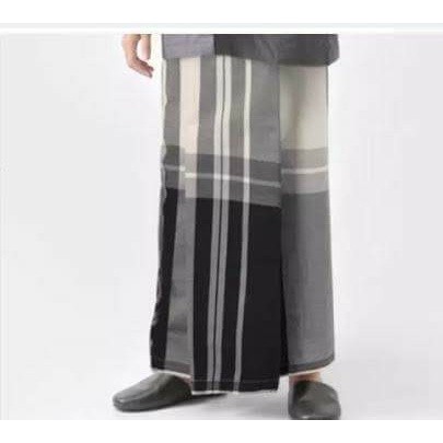 Diskon Spesial  Sarung Gajah Duduk Hitam Putih - Black & White Kain Tenun Motif Dewasa Pria Santri