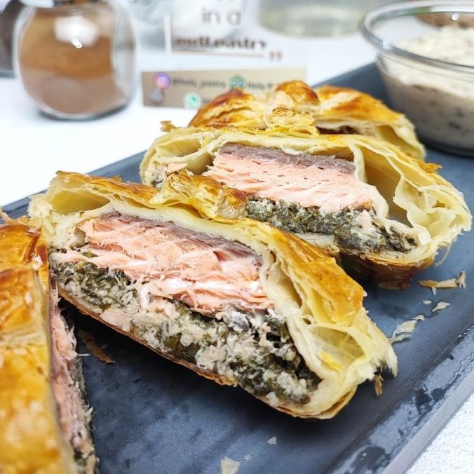 

Salmon en croute / Salmon Wellington with mushroom sauce (saus jamur)