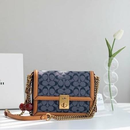 Sale Hutton Shoulder Bag In Signature Chambray