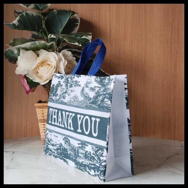 

Ready (Lusinan) Tas Spunbond Kain Model Tali/Goodie Bag Terkini Untuk Ultah, Wedding {Terlaris|Best Seller}