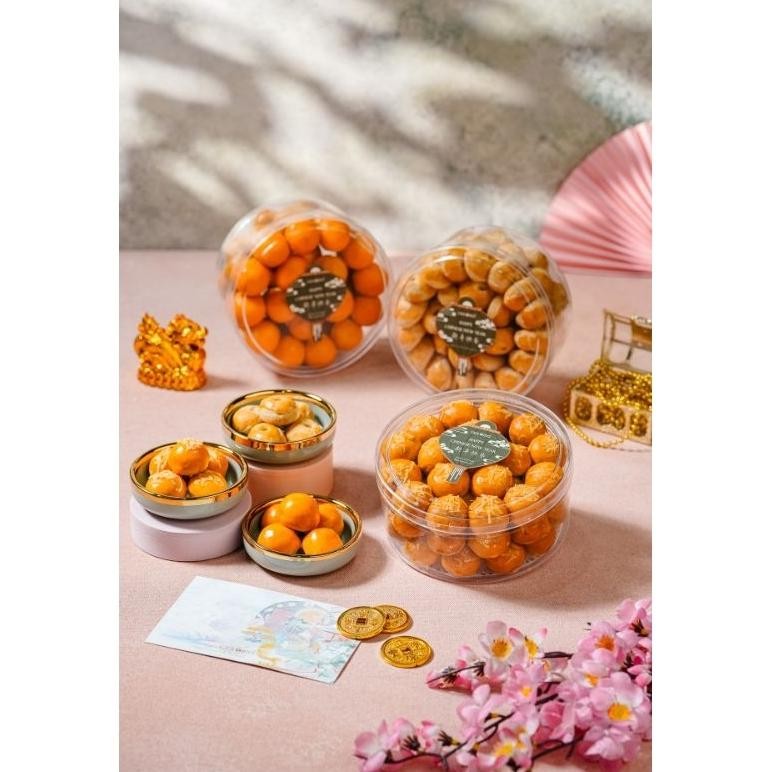 

Kue Kering Kemasan Toples 500gr Hampers by Caramelmedan Murah | Kue Kering Hampers Cookies Imlek Sincia CNY 2025 Chinese New Year Premium Enak Cantik Bagus Mewah Hadiah Parcel Bingkisan Halal Wangi