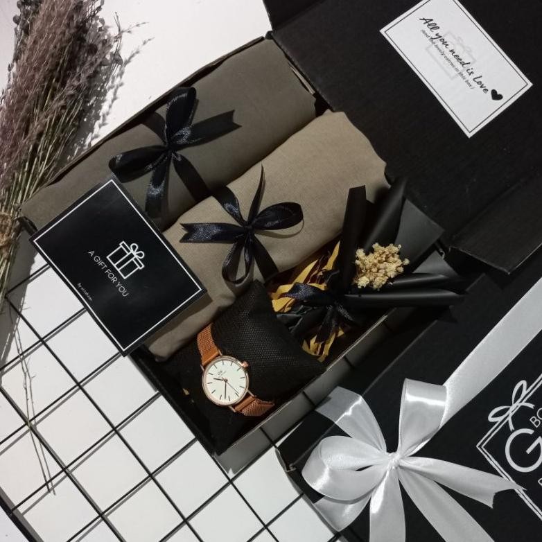 

HAMPERS CEWEK HAMPERS HIJAB SEGIEMPAT GIFT BOX CEWEK KADO ULANG TAHUN HADIAH WISUDA