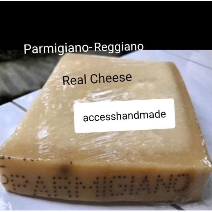 

Parmigiano Reggiano Cheese Keju Mirip Parmesan 500Gr Dop 24M 36M Terbaru