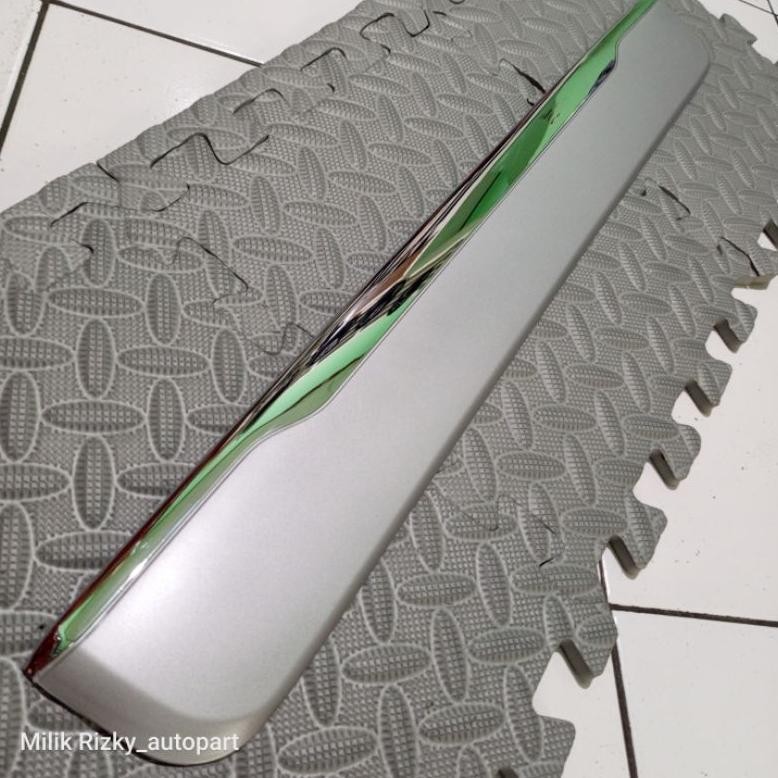 Trunk Lid List Lis Atas Plat Nomor Belakang Suzuki Apv Original