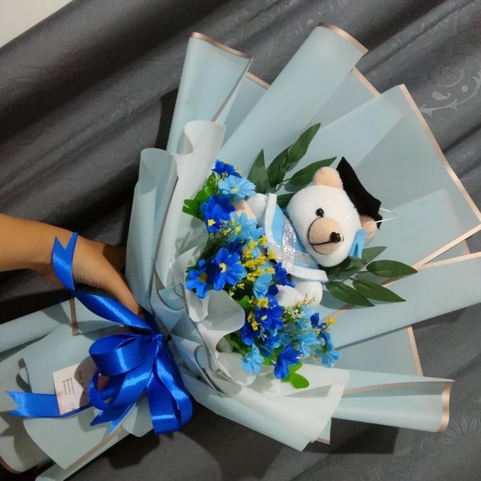 New bucket bunga artificial dan boneka wisuda murah