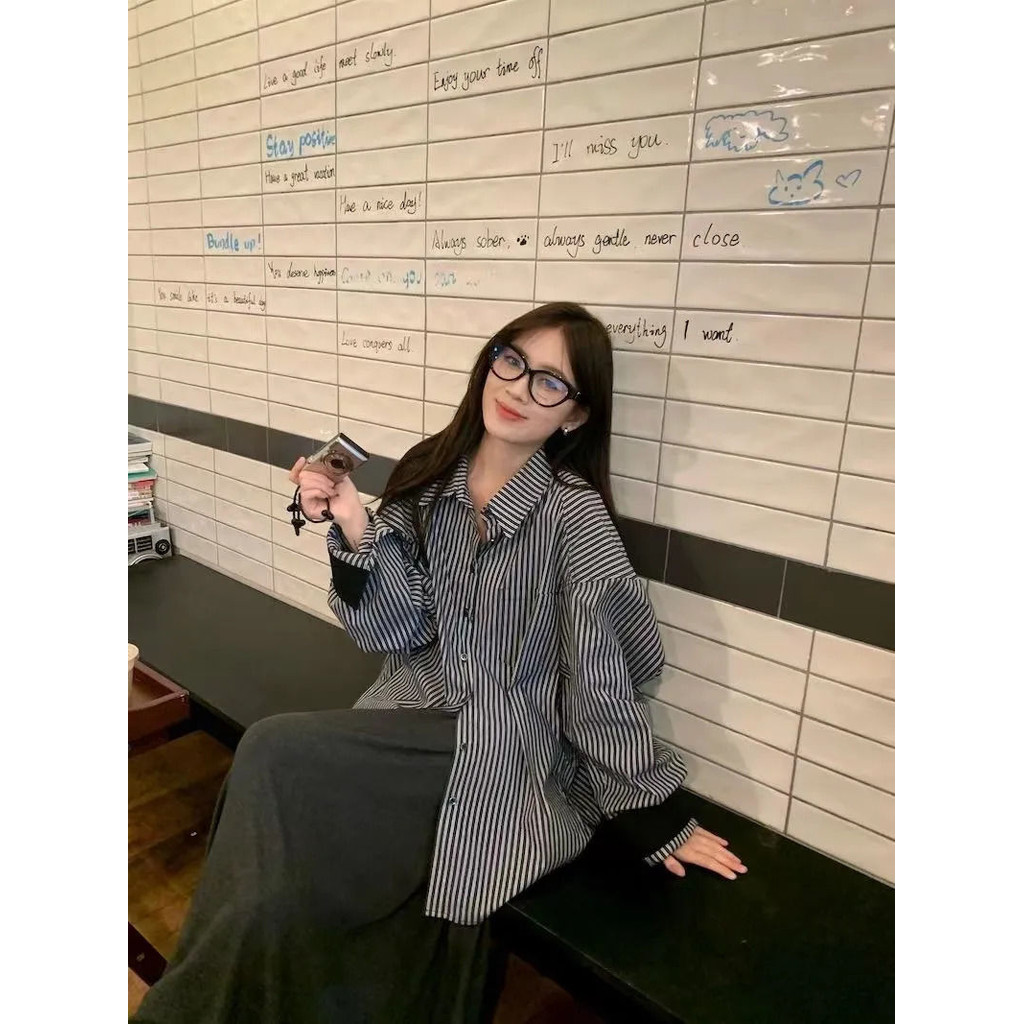 Set Dua Potong Kemeja Lengan Panjang Bergaris Wanita dengan Rok Panjang Berlipat