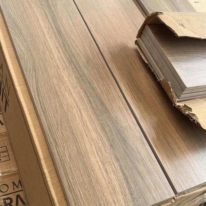 Produk Terbaru Granit Lantai Motif Kayu Roman 15X90/Vynil/Keramik Motif Kayu/Roman Siap Kirim