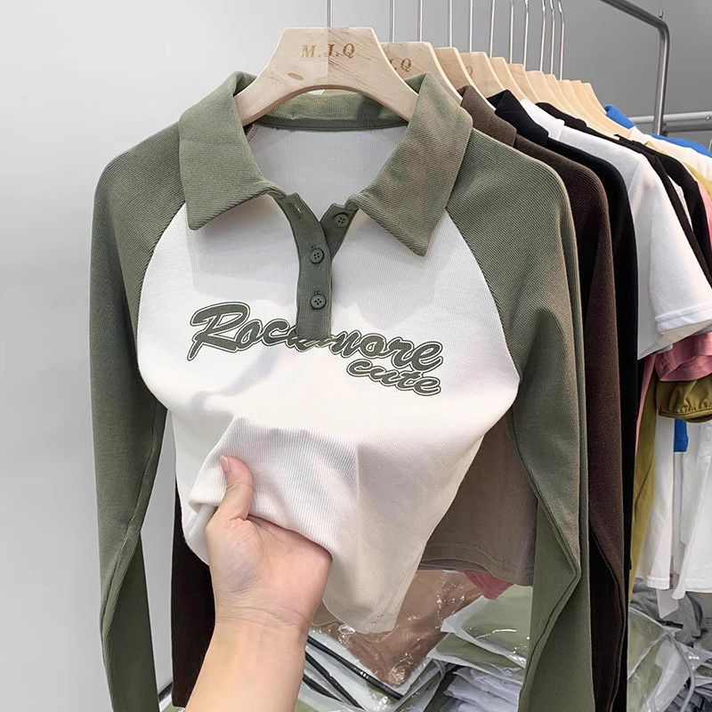 Kaos kerah polo lengan panjang berwarna coklat