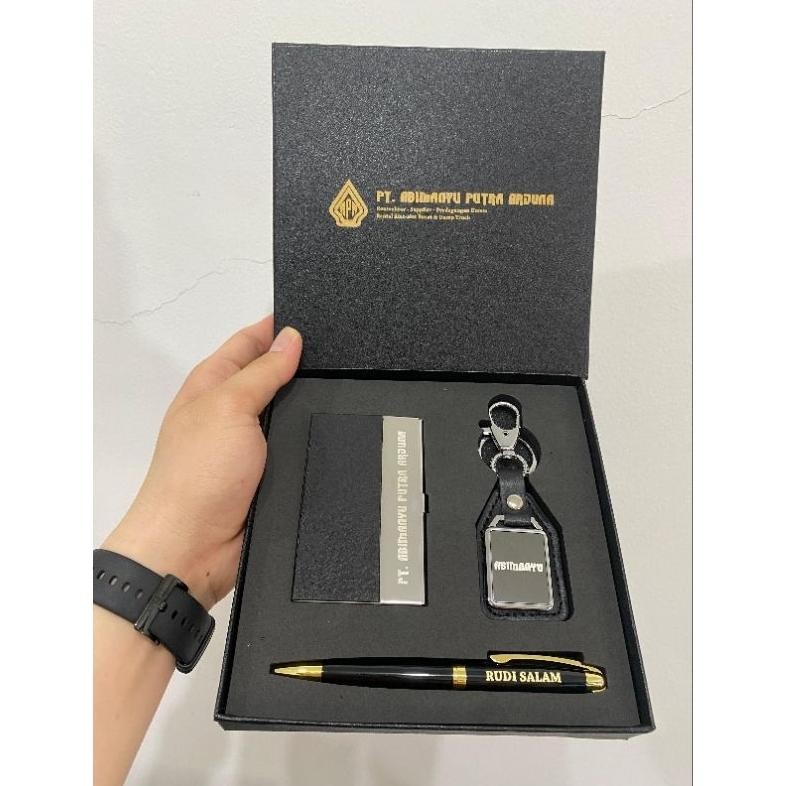 

Hampers Paket 3in1 | Tempat Kartu Nama | G.kunci | Pen RollerBall FS