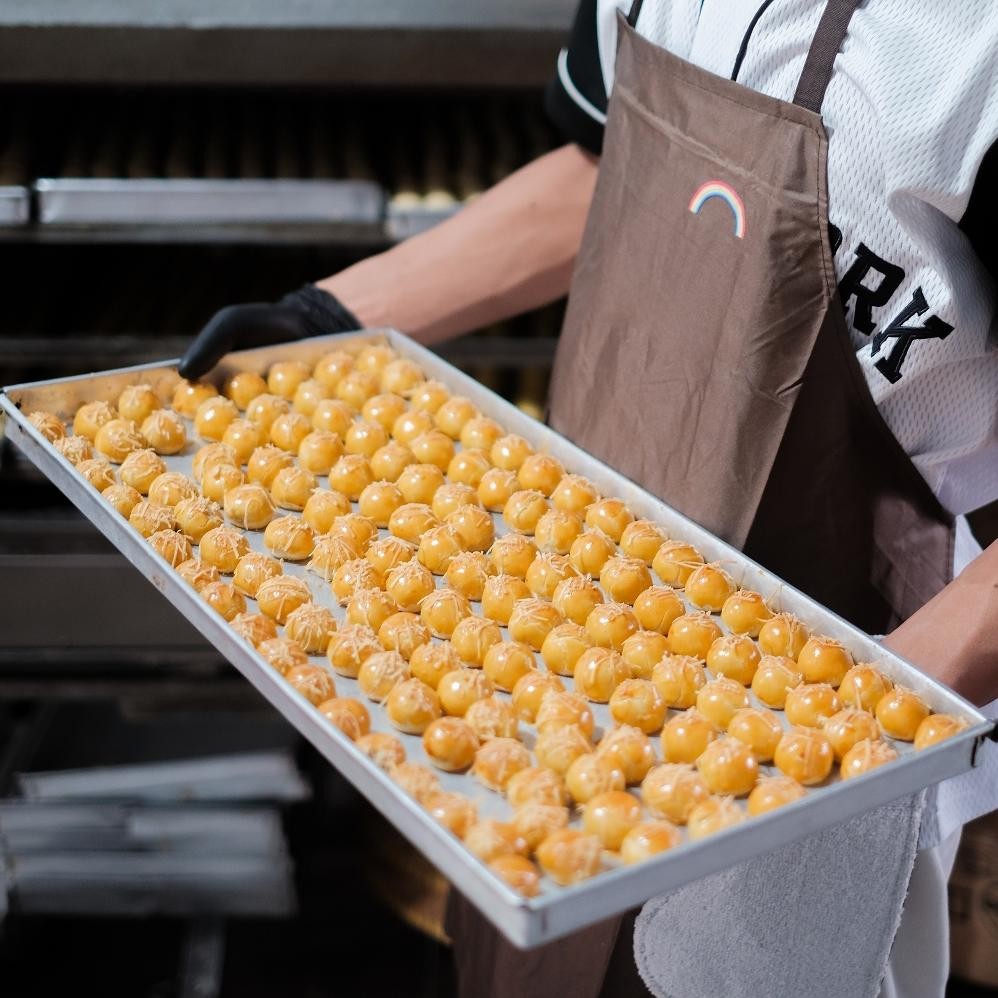 

Kue Nastar Spesial Keju Beli 1 Toples Gratis 1 Kemasan Pouch Kue Semprit / Sagu Biba Snacks