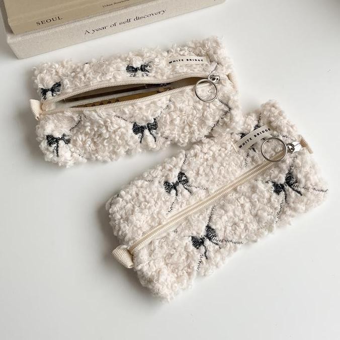 

KOTAK PENSIL BULU / PENCIL CASE / KOTAK PENSIL / POUCH TRAVEL / FUR POUCH / RIBBON FUR POUCH ORIGINAL DAN TERPERCAYA
