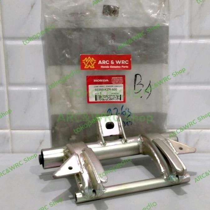 Monting Link Assy Engine Hanger Vario 125 FI // 50350KZR600