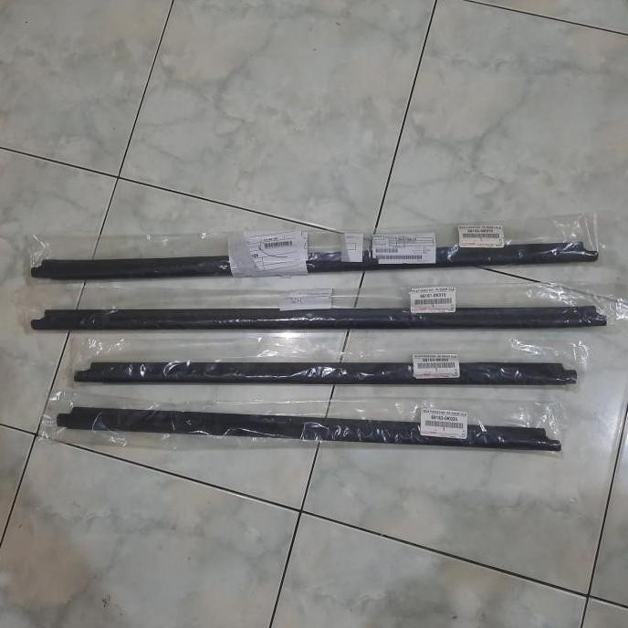 * Pelipit / Karet Kaca Luar Pintu Fortuner 2006 2007 2008 2009 2010 2011 2012 2013 2014 2015 Ori