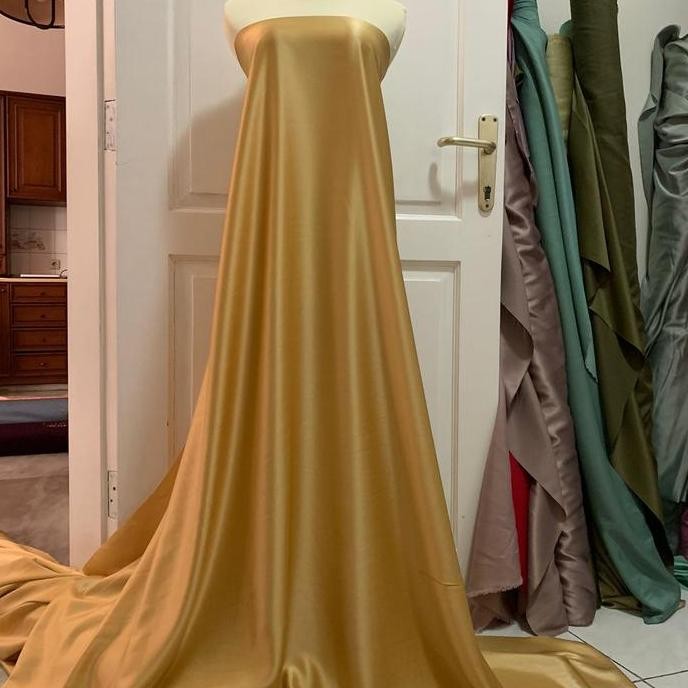 KAIN SATIN SILK MAXMARAA MAXXMARA WARNA KUNING GOLD EMAS