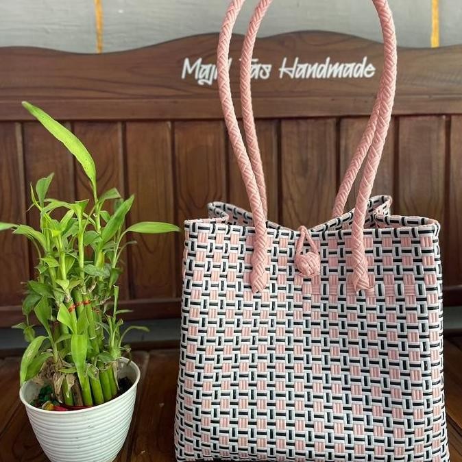 [INCLUDE AKSESORIS] Tas tote anyaman plastik Motif Pink Premium Ready Stok tas wanita