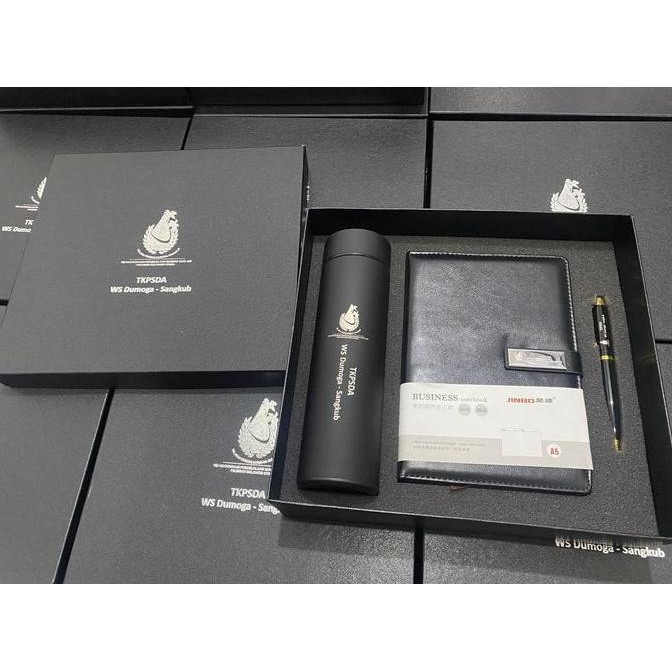 

Souvenit Gift Set 3In1 Tumbler + Agenda + Pen Tw Parker | Free Custom Laser Logo Perusahaan Atau Nama | Grafir