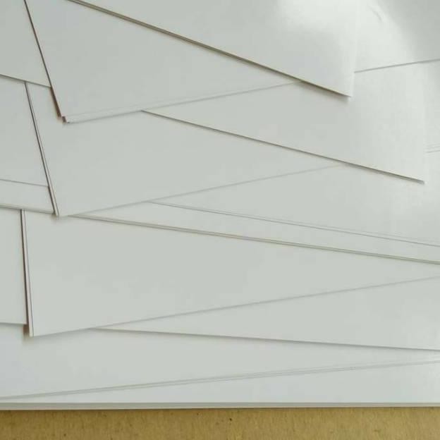 

JH8 ( 50 Lembar ) Kertas Art Carton 210 Gsm / Kertas Glossy Uk A3+ / 32cm X 48.3cm