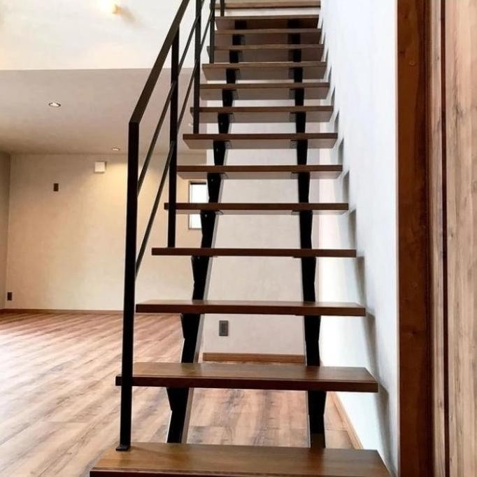 tangga rumah minimalis pijakan kayu