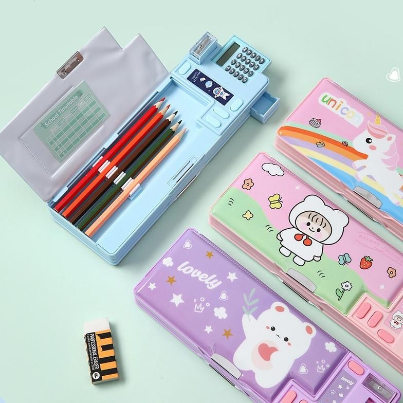 

Eelic [Penjual Lokal] Kotak Pensil Kartun Dua Sisi Dengan Kalkulator Dan Rautan Pensil / Kotak Pensil Multifungsi Kotak Pensil Tombol Mekanis Pop-Up Set-28