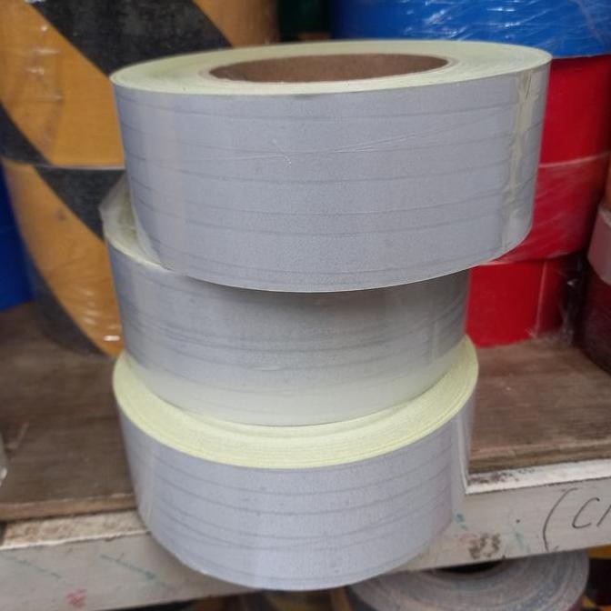 

Sticker reflector putih 4 cm x 45 meter bukan 3m
