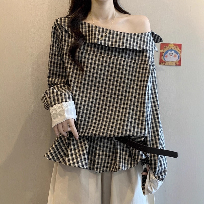 Kemeja Lengan Panjang Hitam dan Putih Off-Shoulder Bergaris yang Trendy