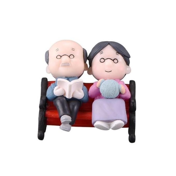 ><><><] Boneka Miniatur Kakek Nenek Duduk Bangku Dekorasi Cake Topper Murah