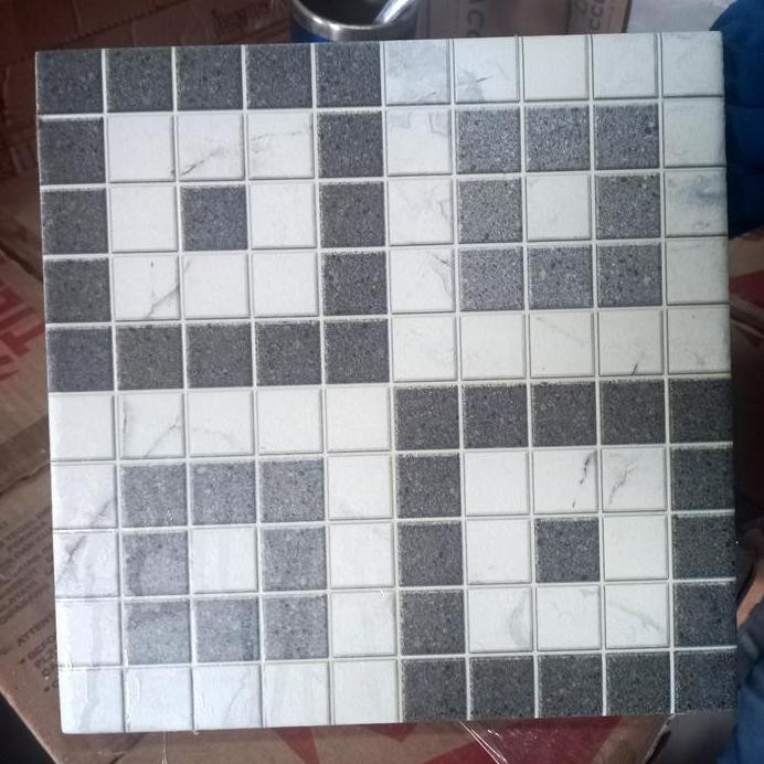 KERAMIK LANTAI KAMAR MANDI 25X25 PUTIH HITAM KASAR IKAD