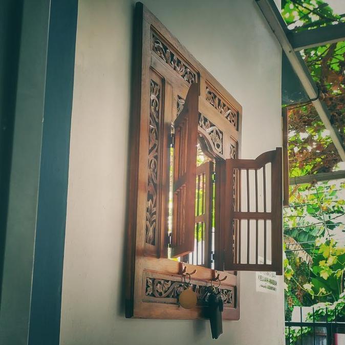 Krepyak, jendela hias dengan cermin, wall mirror, cermin hias gantung kayu jati HT