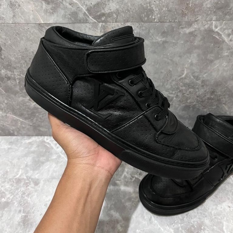 Sepatu Louis Vuitton Size 40 Original Sneakers lv pria casual preloved