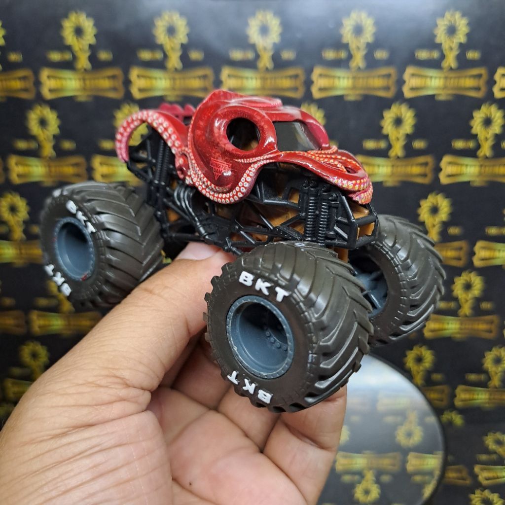 99% LOOSE MONSTER JAM LOOSE MONSTER JAM OCTONBER MONSTER JAM 1:64 MONSTER JAM KOLPRI KONDISI 99%
