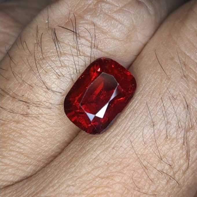 Batu permata Mandarin garnet