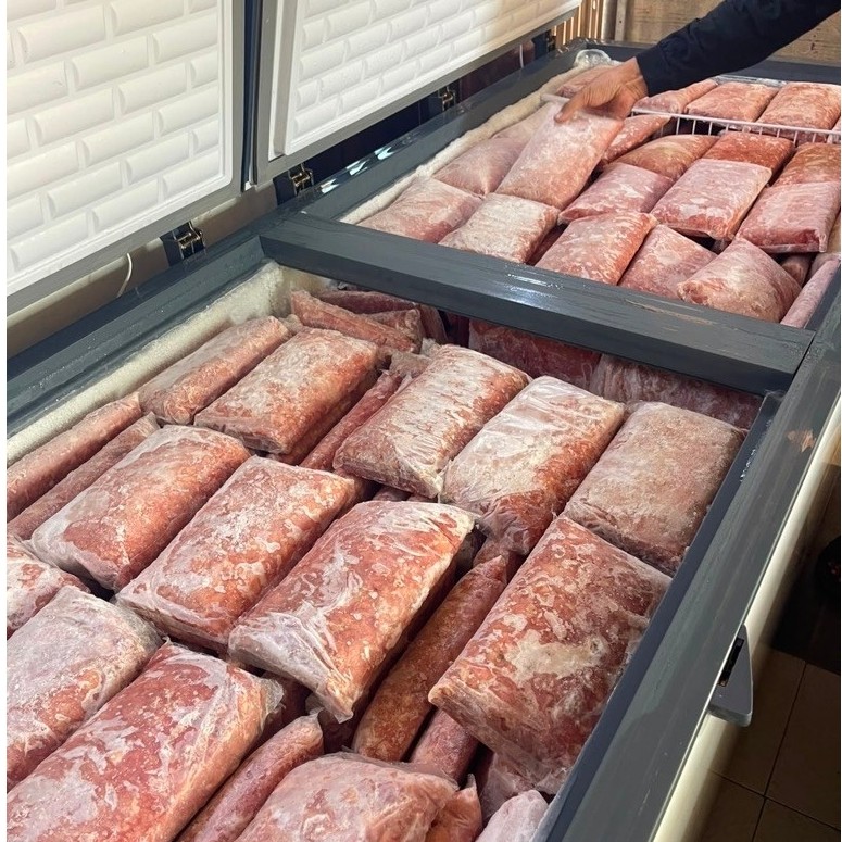 Daging beku potongan besar dalam freezer