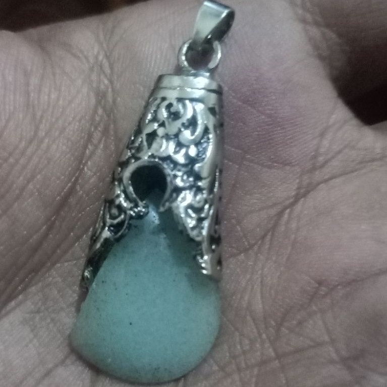 liontin ukir bali batu fosfor klep biru