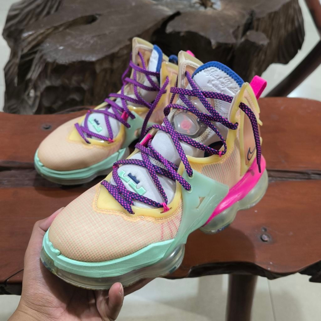 Sepatu Nike Lebron 19 Valentine Day