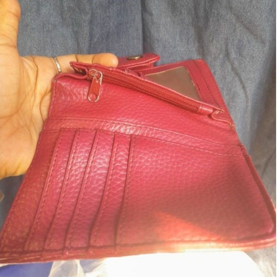 dompet merah sophie martin