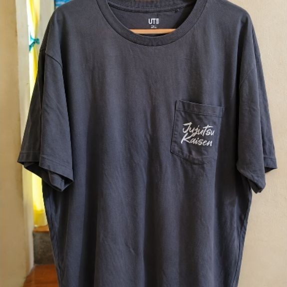 Kaos Uniqlo x Jujutsu Kaisen Grey