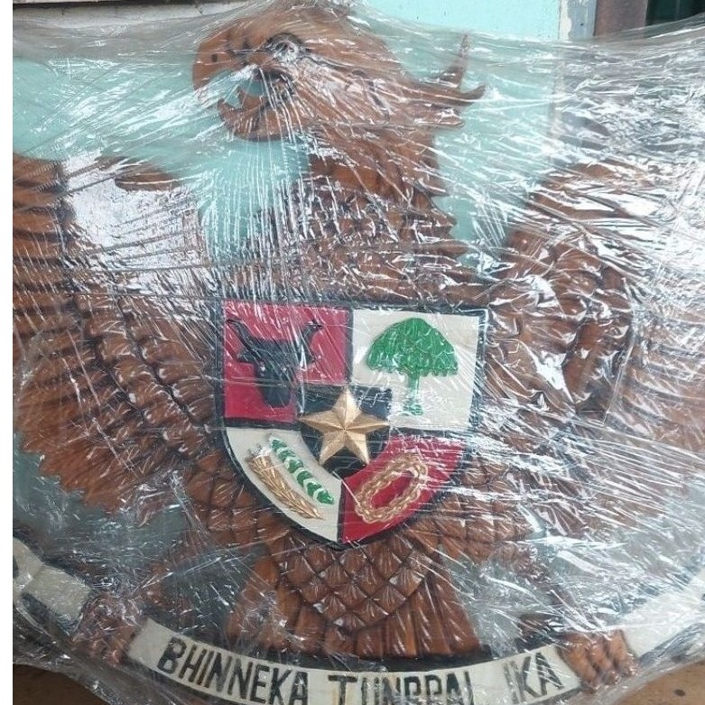 lambang garuda kayu jati