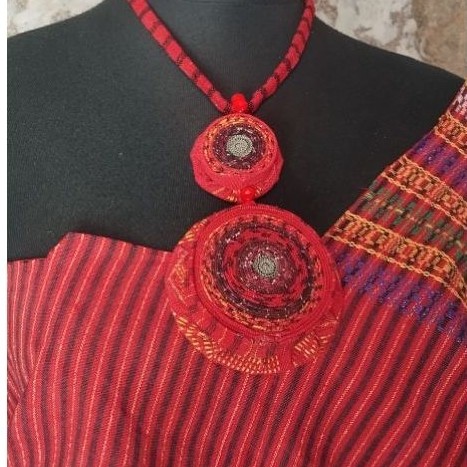 Kalung etnik ulos merah unik/ kalung Batak desain menarik