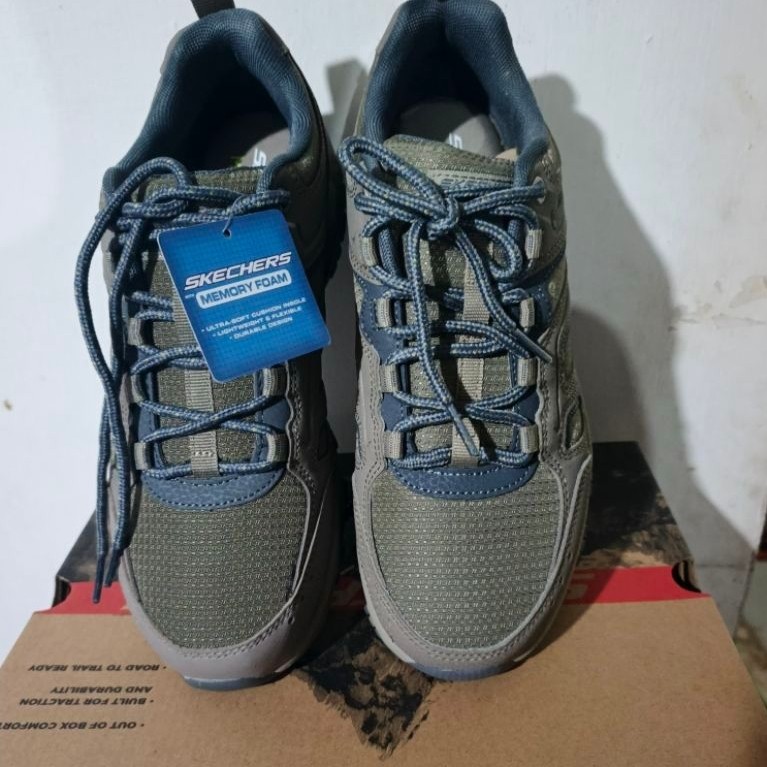 Sepatu sneakers SKECHERS Memory Foam pria abu-abu tali model kasual